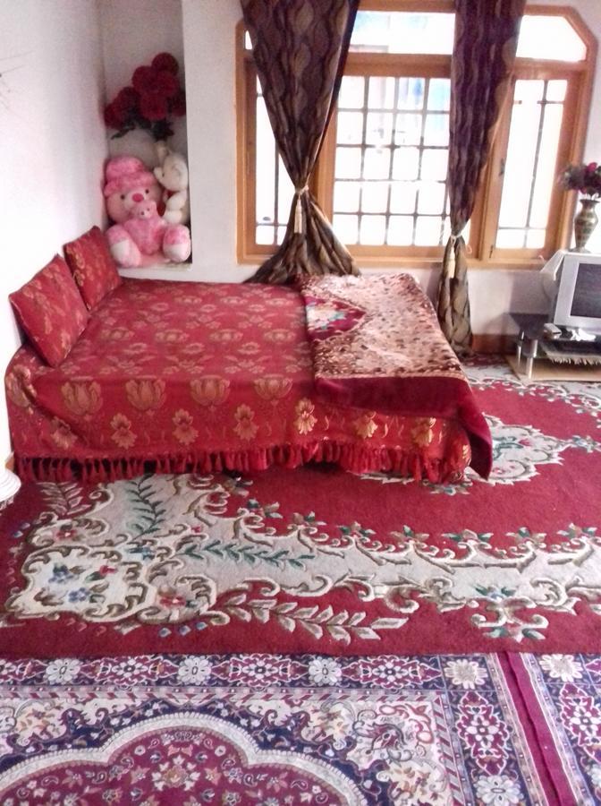 My Guest House Srinagar  Bagian luar foto