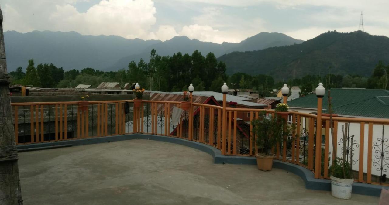 My Guest House Srinagar  Bagian luar foto